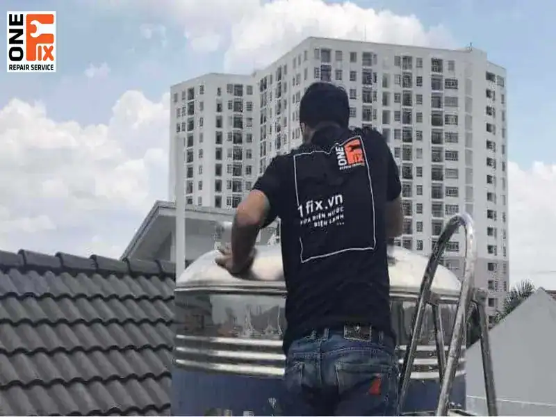 Chuy&ecirc;n vi&ecirc;n của 1FIX đang đ&aacute;nh gi&aacute; mức độ hư hỏng trước khi đề xuất sửa phao bồn nước bị tr&agrave;n hiệu quả cho kh&aacute;ch h&agrave;ng