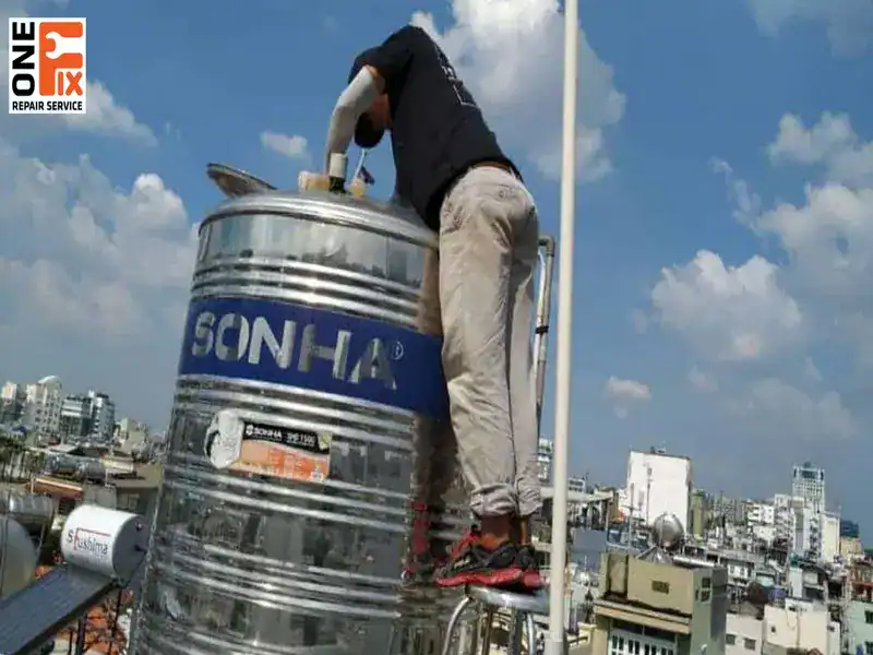 C&aacute;ch sửa phao bồn nước bị tr&agrave;n đ&ocirc;i khi chỉ cần th&aacute;o phao ra để vệ sinh sạch sẽ 