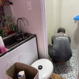 xa nuoc bon cau co tieng keu 1