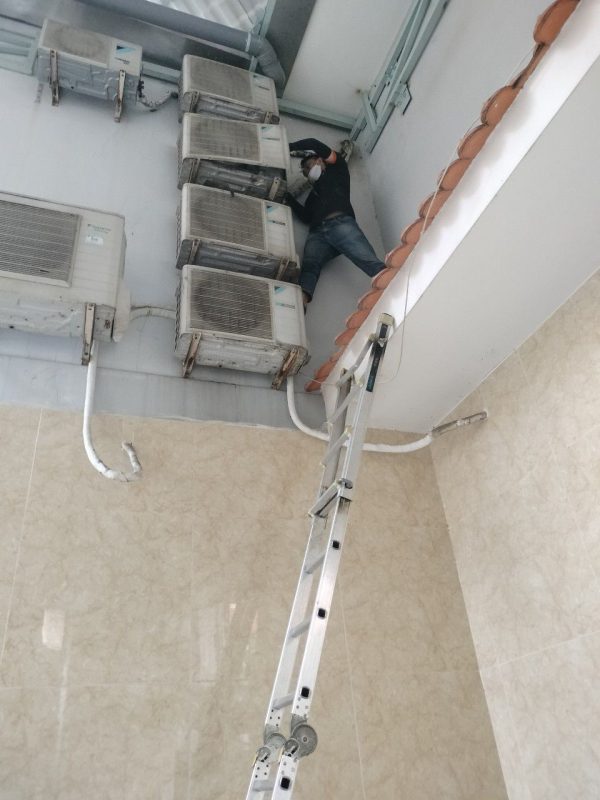 Cục n&oacute;ng m&aacute;y lạnh Daikin k&ecirc;u to