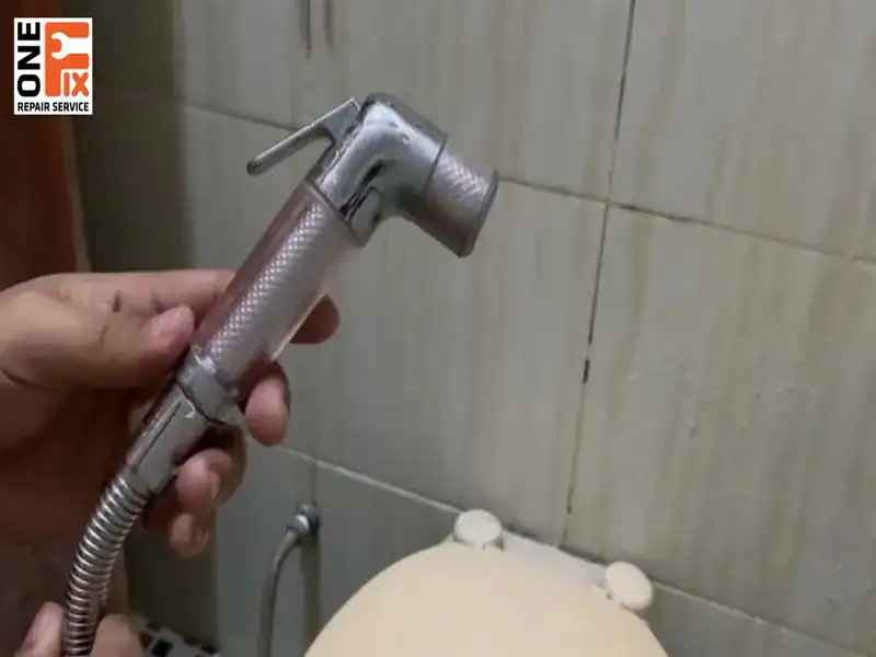 Cách sửa vòi xịt vệ sinh bị rỉ nước tại nhà ĐƠN GIẢN, không cần gọi thợ 1 Với mỗi nguyên nhân, sửa vòi xịt vệ sinh bị rỉ nước sẽ có sự khác biệt để khắc phục vấn đề nhanh chóng