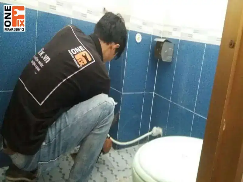 Cách sửa vòi xịt vệ sinh bị rỉ nước tại nhà ĐƠN GIẢN, không cần gọi thợ 2 Sau khi phát hiện vấn đề, hãy tìm thợ sửa vòi xịt vệ sinh bị rỉ nước hoặc tự xử lý để giữ cho nhà vệ sinh luôn sạch sẽ