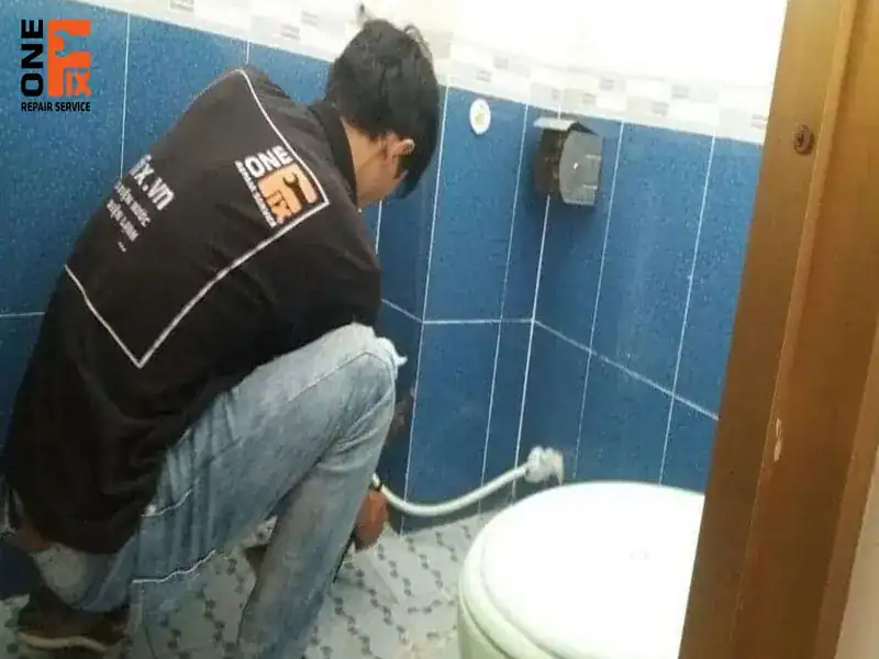 Hướng dẫn cách lắp vòi xịt bồn cầu thông minh tại nhà 6 Mọi thao tác khi lắp vòi xịt bồn cầu cần đúng kỹ thuật để không rò rỉ nước khi sử dụng
