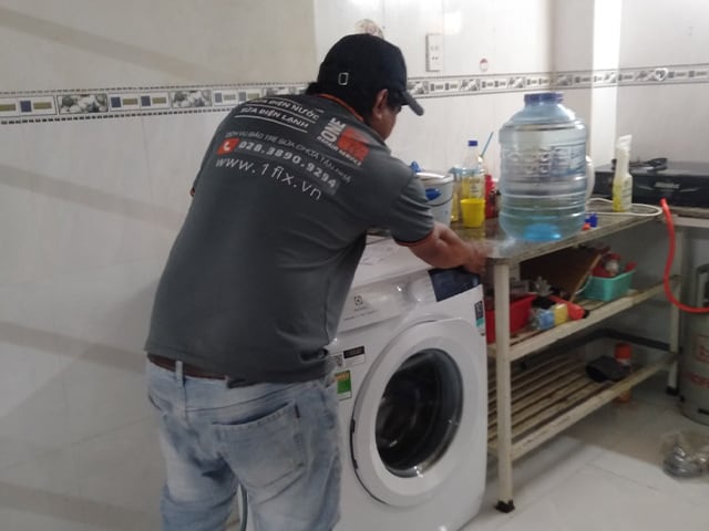 Dịch vụ vệ sinh và bảo trì máy giặt lồng ngang trên 7kg tận nhà