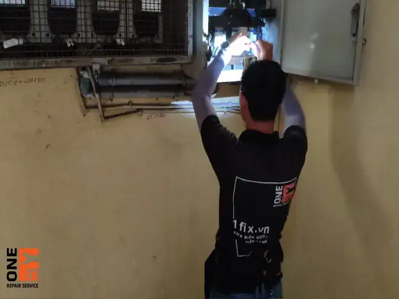 Dịch vụ lắp đặt máy bơm nước tại nhà chuyên nghiệp 2 Đội ngũ kỹ thuật viên 1FIX đảm bảo lắp máy bơm đúng quy trình chuyên môn, tuân thủ nghiêm ngặt tiêu chuẩn an toàn