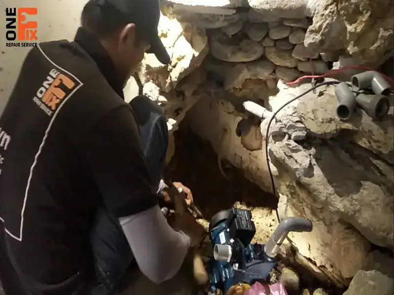 Dịch vụ lắp đặt máy bơm nước tại nhà chuyên nghiệp 5 Hình ảnh kỹ thuật viên 1FIX đang tiến hành lắp đặt máy bơm cho khách hàng sau khi khảo sát kỹ lưỡng