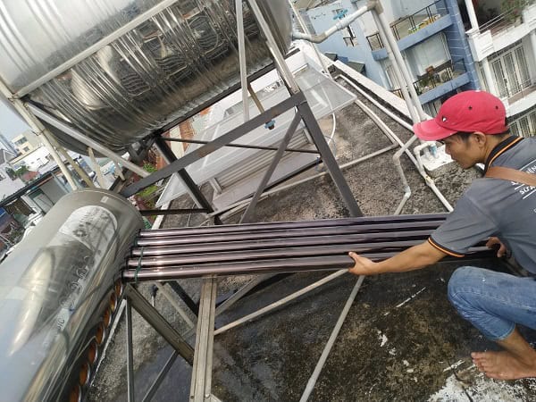 Thợ sửa máy nước nóng năng lượng mặt trời
