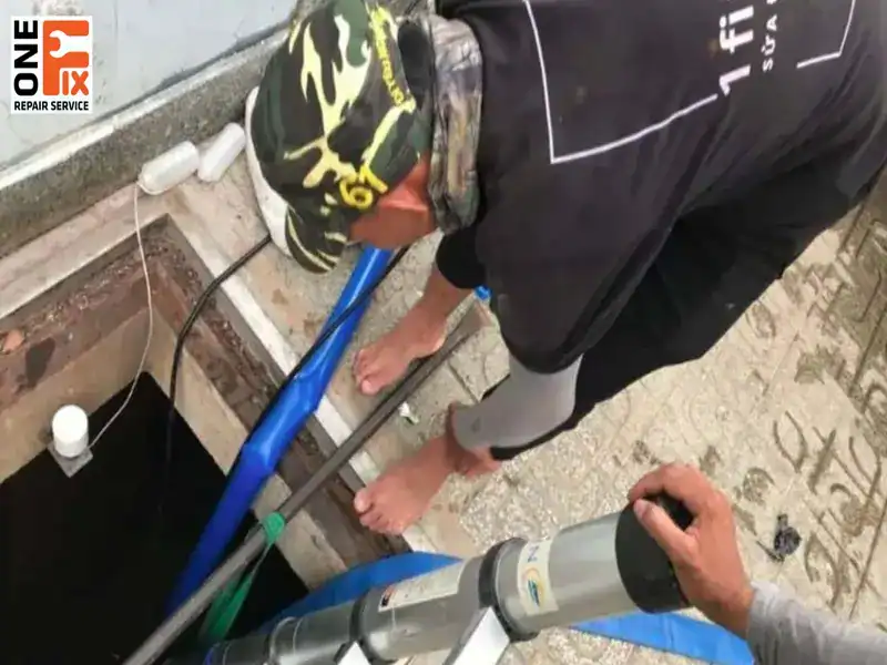 Bạn c&oacute; thể tự thau rửa bể nước ngầm nhưng tốt nhất n&ecirc;n nhờ đến dịch vụ chuy&ecirc;n nghiệp để việc vệ sinh đạt hiệu quả, an to&agrave;n