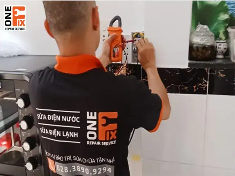 Tùy nguyên nhân, tình trạng, thợ sửa chuyên nghiệp sẽ tư vấn, tiến hành sửa ổ điện hoặc thay thế thiết bị