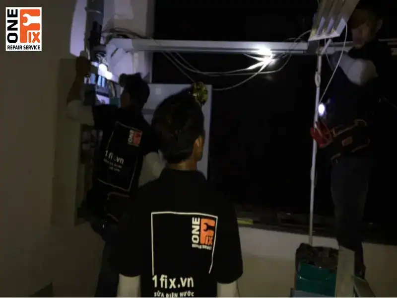 Báo Giá, Gợi Ý Dịch Vụ Thi Công, Lắp Đặt Điện Nhà Xưởng 5 Kỹ thuật viên của 1FIX đang thi công, lắp đặt điện nhà xưởng cho khách hàng