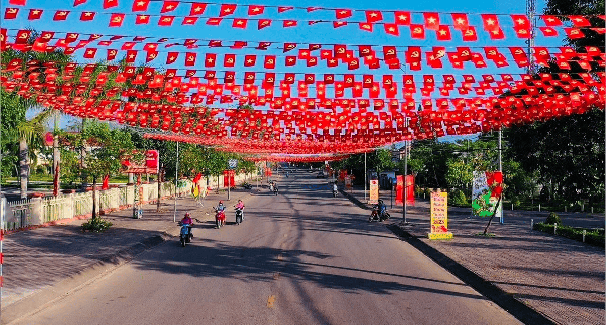 Treo cờ dải trang tr&iacute; tr&ecirc;n khắp con đường