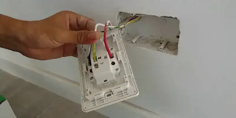 Lắp ổ cắm điện âm tường tại nhà - Cách thay ổ cắm điện âm tường 20 lap o dien 3