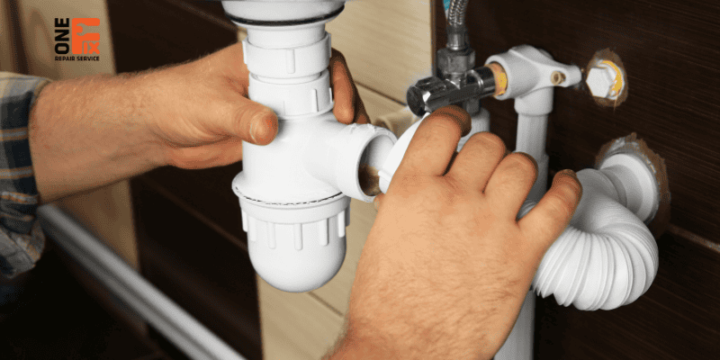 10 Bước thay ống nước bồn rửa chén bị rò rỉ đơn giản, tiết kiệm ngay 500k! 2 Minh họa quá trình lắp đặt ống mới vào bồn rửa chén.