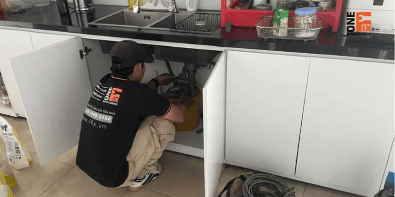 10 Bước thay ống nước bồn rửa chén bị rò rỉ đơn giản, tiết kiệm ngay 500k! 1 Chuẩn bị dụng cụ và vật liệu cơ bản cần chuẩn bị để thay ống nước bồn rửa chén.
