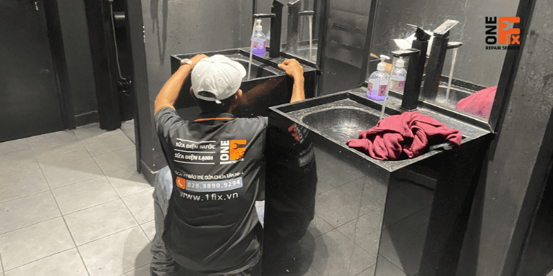 10 Bước thay ống nước bồn rửa chén bị rò rỉ đơn giản, tiết kiệm ngay 500k! 3 Dịch vụ thay vòi nước bồn rửa chén tại OneFix