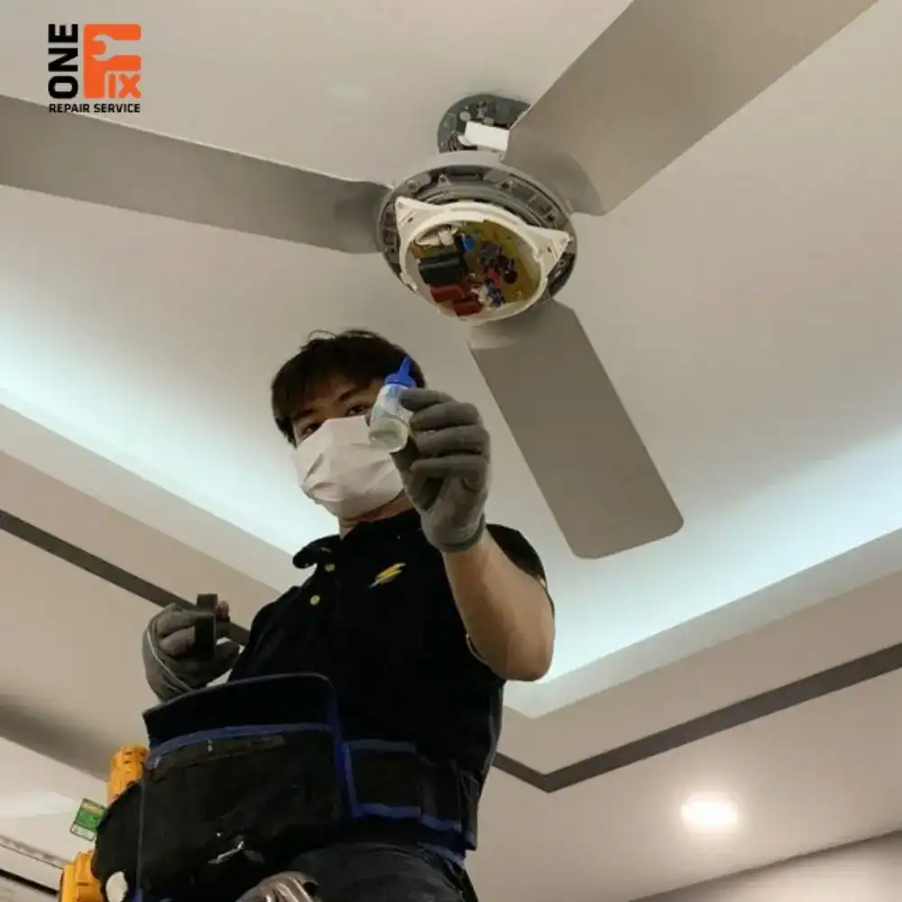 Lắp quạt trần c&oacute; đ&egrave;n trang tr&iacute;