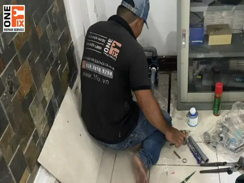 Đội ngũ thợ sửa nước 1FIX đang xử lý vấn đề vòi nước rỉ tại nhà cho khách hàng 