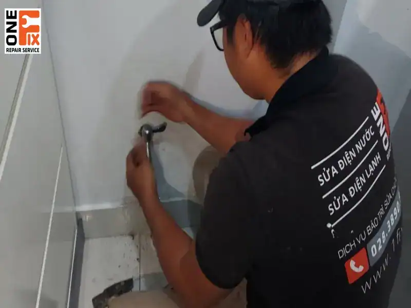 Nếu không có chuyên môn, bạn nên nhờ đến thợ sửa ống nước bị rỉ chuyên nghiệp để khắc phục vấn đề