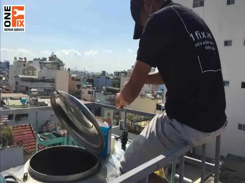 Cách thay, sửa phao bồn nước tự động tại nhà 4 Chuyên viên 1FIX đang tiến hành sửa phao bồn nước tự động tại nhà cho khách hàng