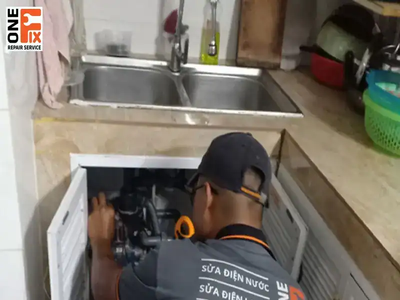 Hư hỏng có thể bắt nguồn từ hệ thống cấp nước gia đình, bạn nên liên hệ thợ chuyên nghiệp để sửa vòi nước bồn rửa chén