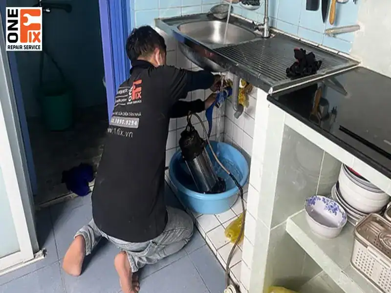 Nhân viên của 1FIX đang tiến hành sửa vòi nước bồn rửa chén sau khi kiểm tra, khảo sát kỹ lưỡng và báo giá trung thực