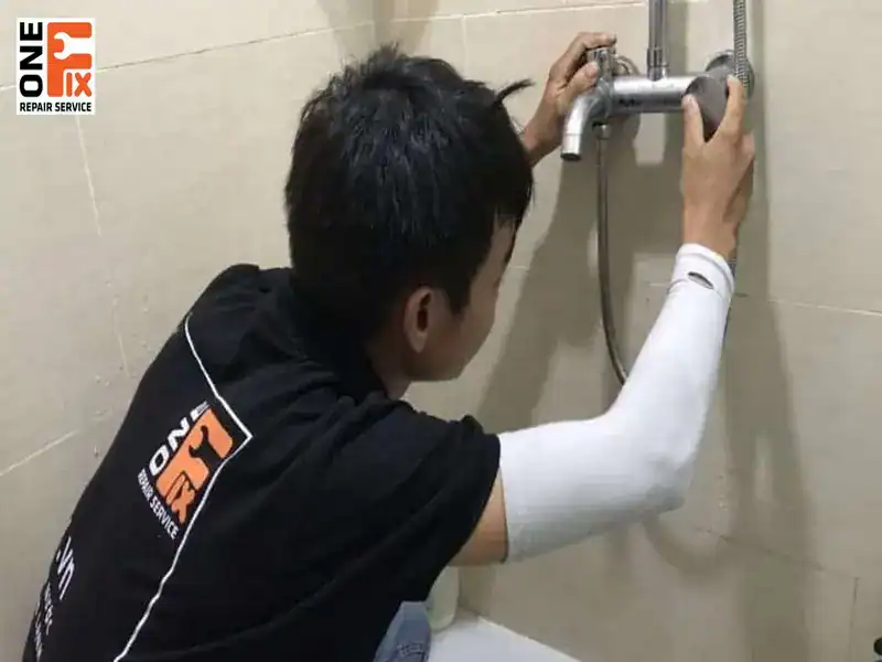 C&aacute;ch sửa v&ograve;i hoa sen khi hư hỏng tại ch&acirc;n sen c&oacute; thể li&ecirc;n quan đến đường ống cấp nước &acirc;m tường phức tạp