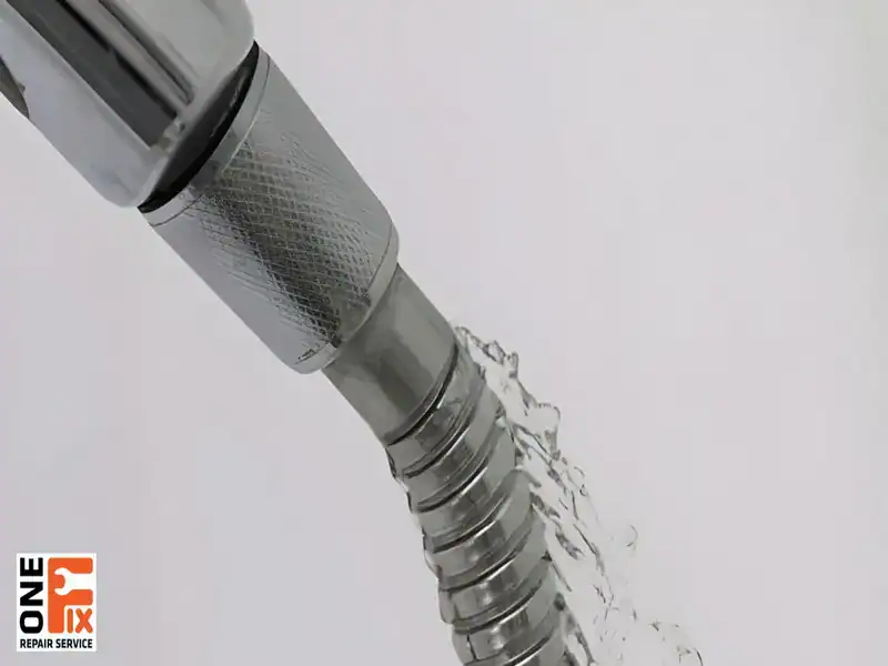 Đ&ocirc;i khi v&ograve;i hoa sen rỉ nước bắt nguồn từ hư hỏng của phần d&acirc;y dẫn nước của v&ograve;i hoa sen