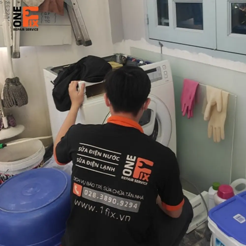 Vệ sinh m&aacute;y giặt cửa tr&ecirc;n