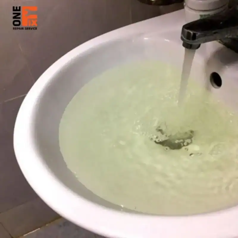 Nước có màu đục cần vệ sinh bồn chứa nước