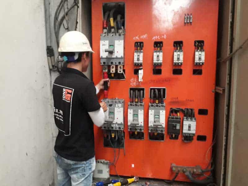 Thợ điện 1Fix đang kiểm tra và sửa chữa hệ thống tủ điện công nghiệp 3 pha tại TPHCM.