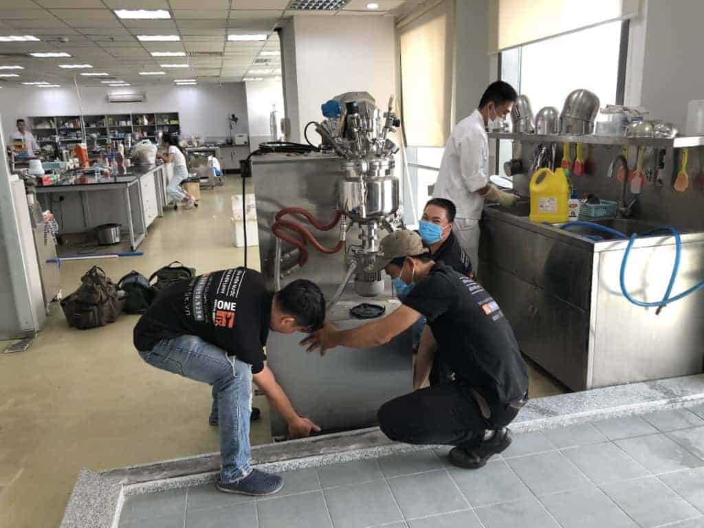 Thợ 1Fix đang kiểm tra hệ thống điện 3 pha cho nhà xưởng tại TPHCM