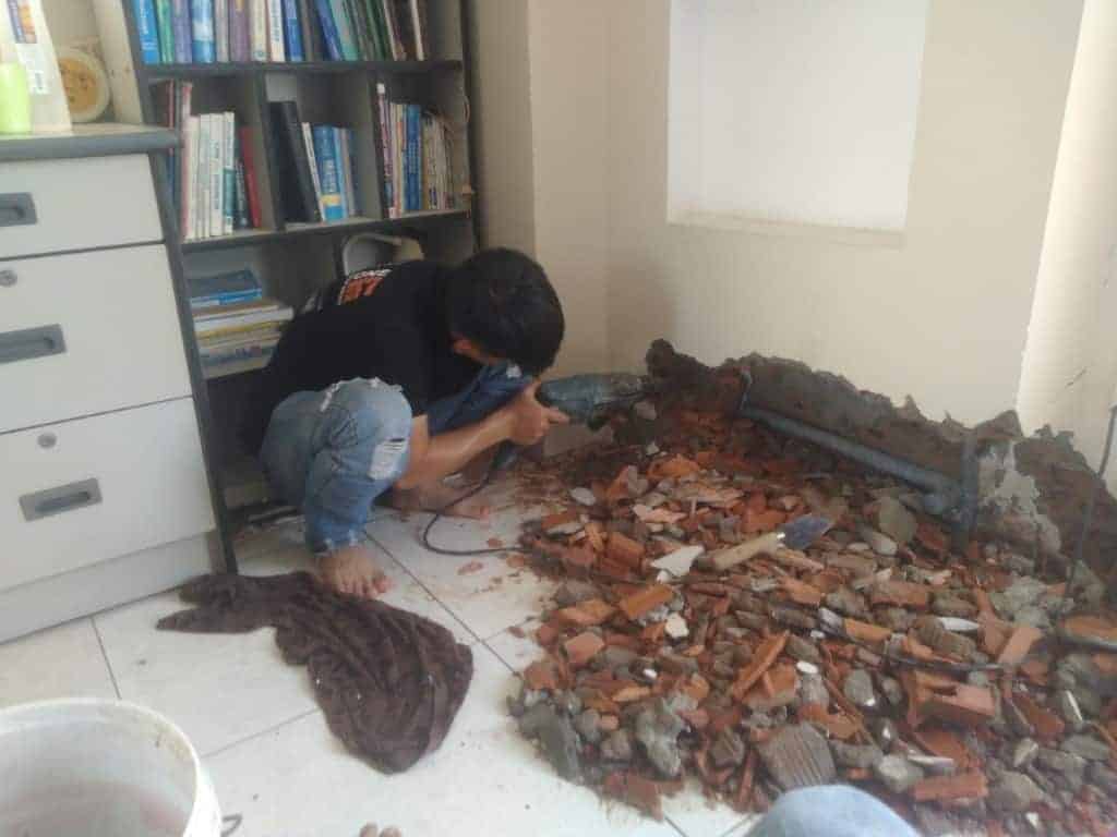 Tường nhà bị thấm nước ố vàng do đường ống nước âm tường bị rò rỉ, cần phải dò tìm và xử lý ngay.