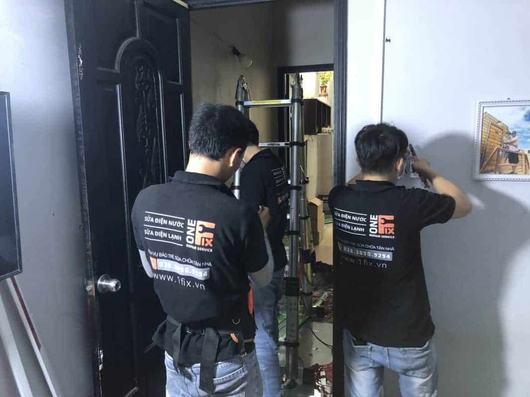 Thợ điện 1Fix đang kiểm tra, thi công hệ thống điện phức tạp cho khách hàng tại TPHCM.