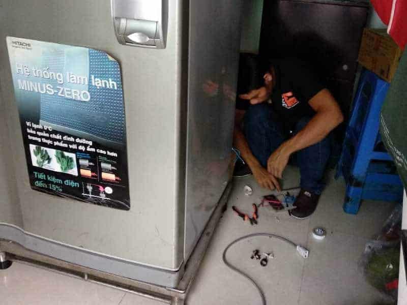 Đảm bảo an toàn điện khi kiểm tra các bộ phận của tủ lạnh