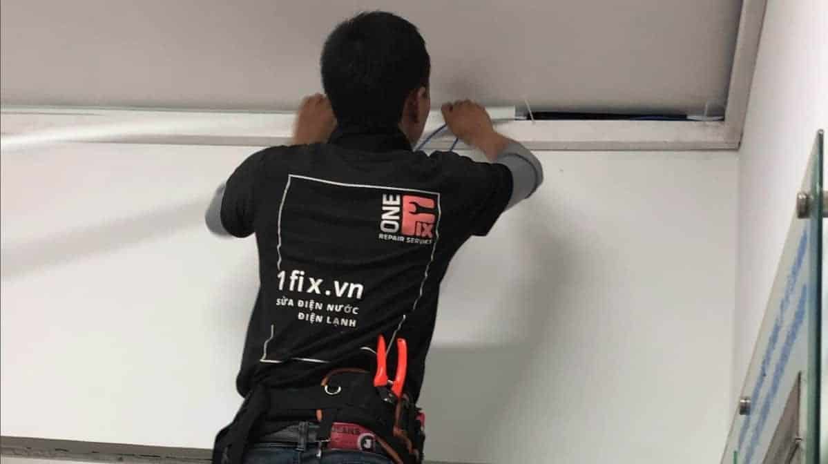 Thợ điện 1Fix TPHCM đang kiểm tra hệ thống điện bằng đồng hồ chuyên dụng