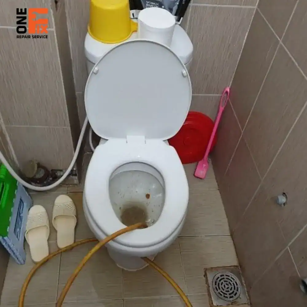 Thợ 1FIX đang chuẩn bị dụng cụ để thông tắc bồn cầu bị nghẹt.