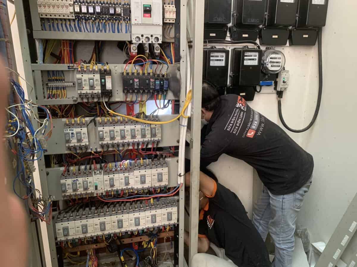 So sánh cận cảnh một aptomat thường MCB và một aptomat chống giật RCBO có nút test.
