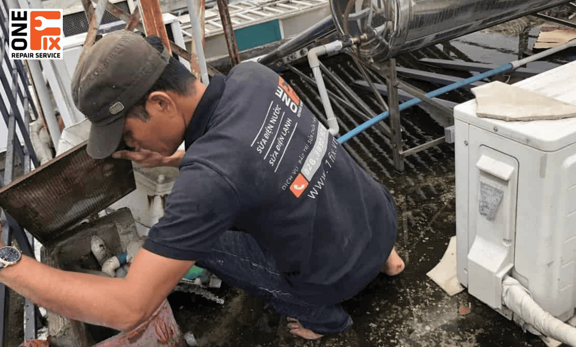 Thợ 1FIX đang thi công hệ thống nước cho một cơ sở kinh doanh tại Quận 3.
