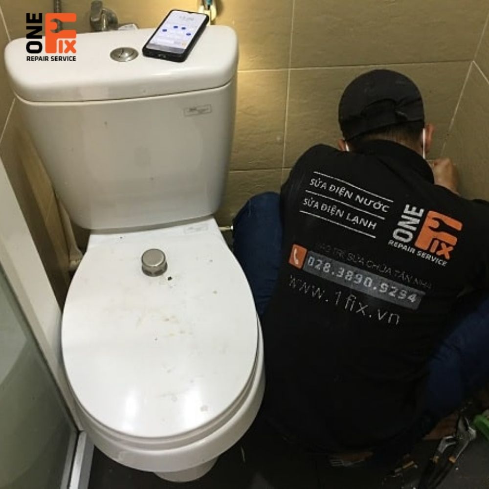 Thợ 1Fix đang sửa và lắp lại bồn cầu bị rò rỉ nước tại nhà khách ở Bình Thạnh.