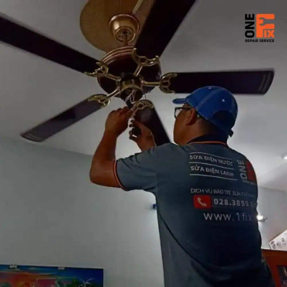 Kỹ thuật viên 1FIX đang tiến hành sửa chữa quạt trần chuyên sâu, kiểm tra motor