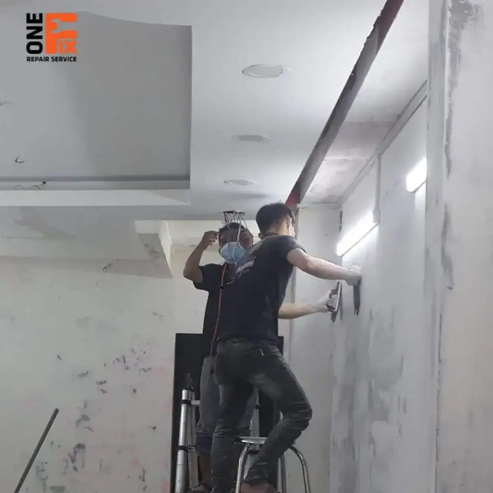 Trần nhà sau khi được chống thấm và sơn lại, trắng sáng và mịn màng.