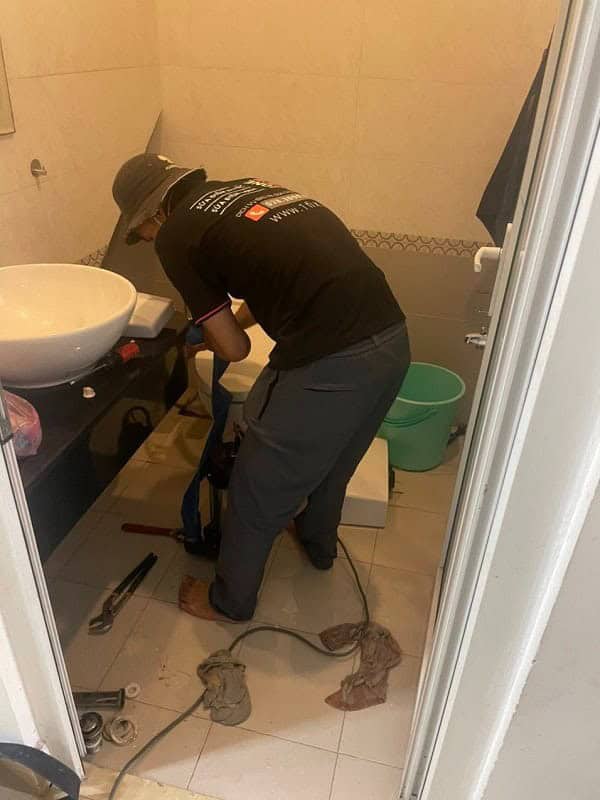 Nước sạch trong vắt chảy ra từ vòi sau khi hệ thống đường ống được 1Fix vệ sinh.