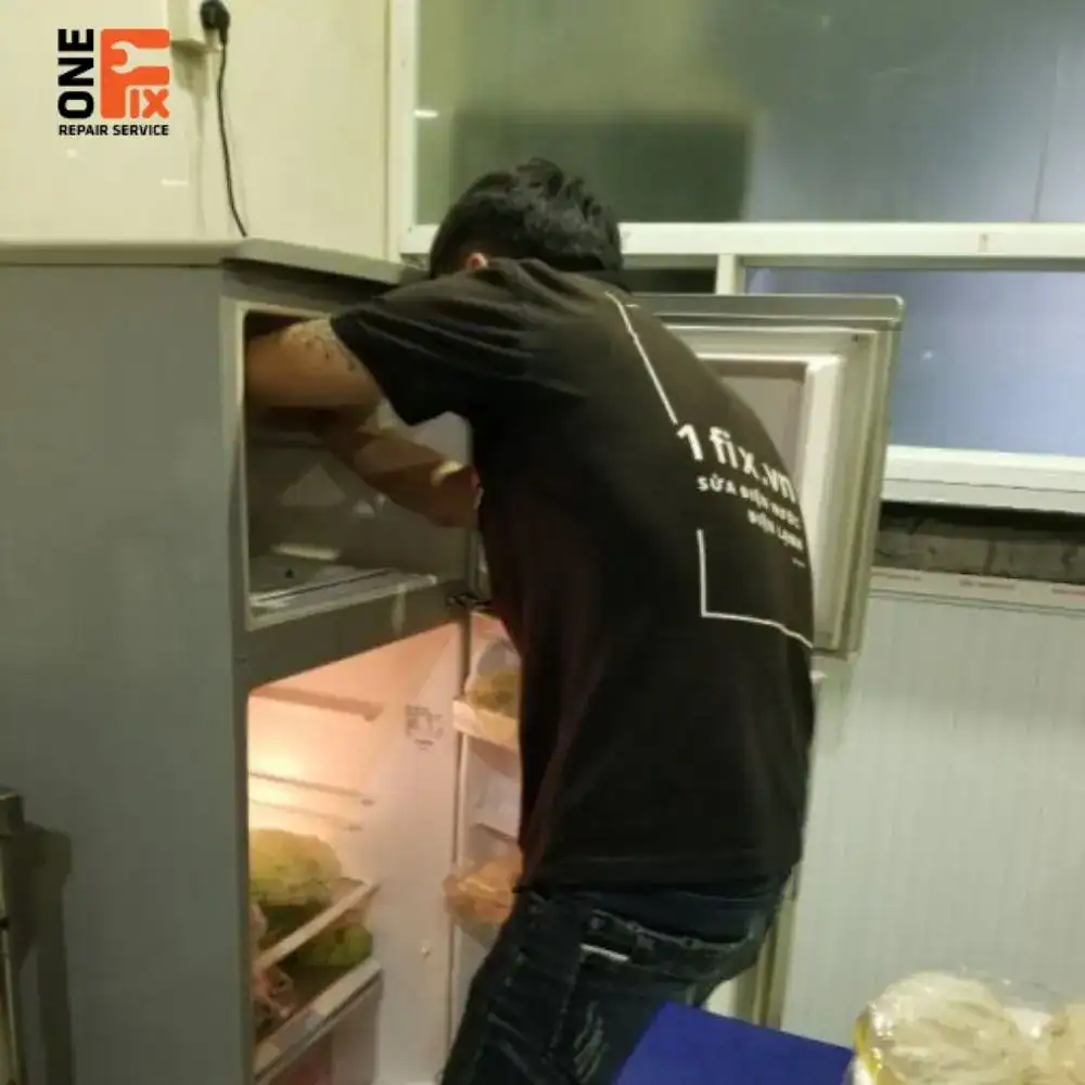 Tủ lạnh phát ra tiếng ồn lớn gây khó chịu cho cả gia đình.