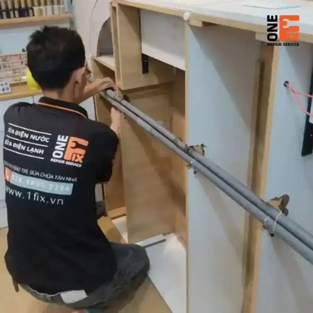 Thợ 1Fix đang sử dụng máy móc chuyên dụng để xử lý sự cố đường ống nước tại nhà khách hàng.