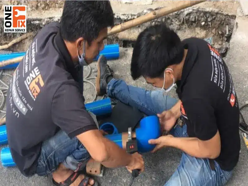 Hình ảnh thực tế đường ống nước bị đóng cặn phèn vàng khè trước khi được vệ sinh.